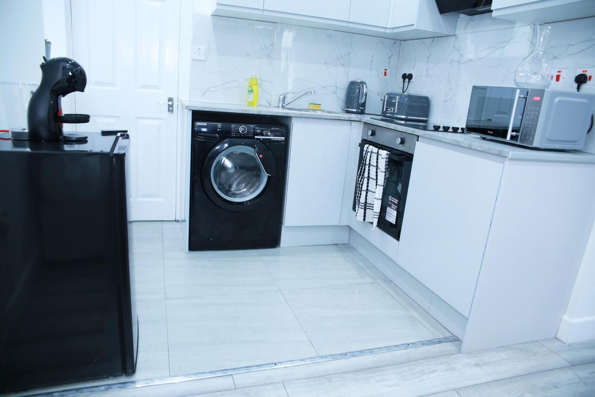 Apartamento Lovely With Free Parking On Premises. *