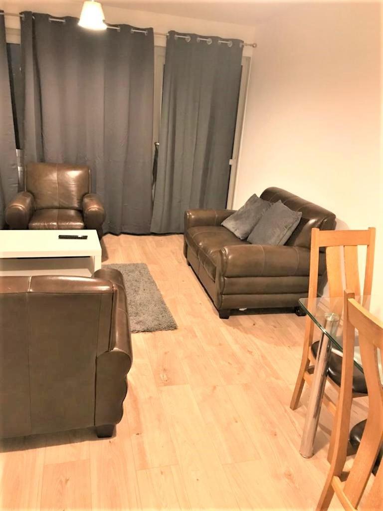 Lovely 2 Bedroom Close To Plaistow Station Londres