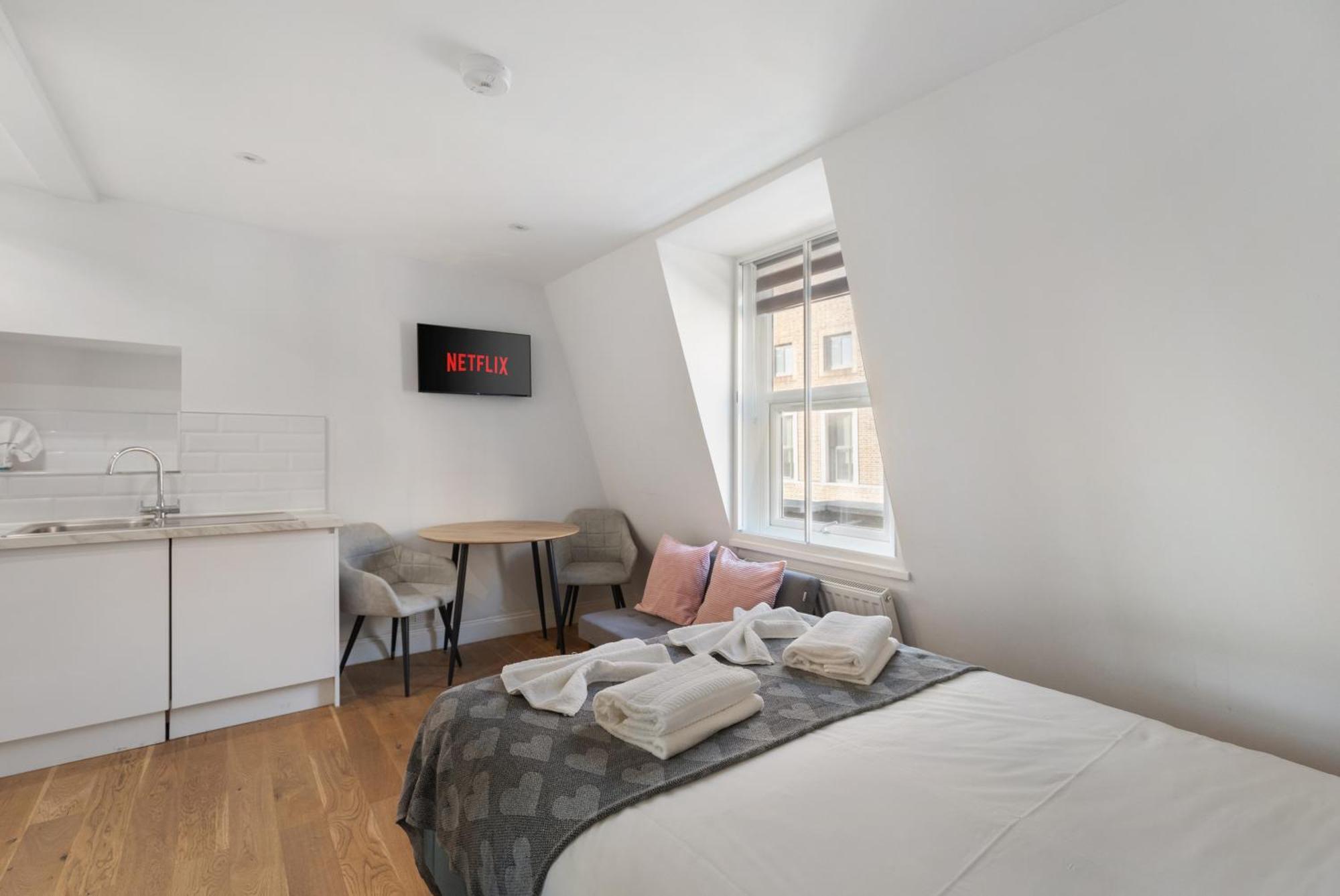 Hafh In Paddington - Double 3 *
