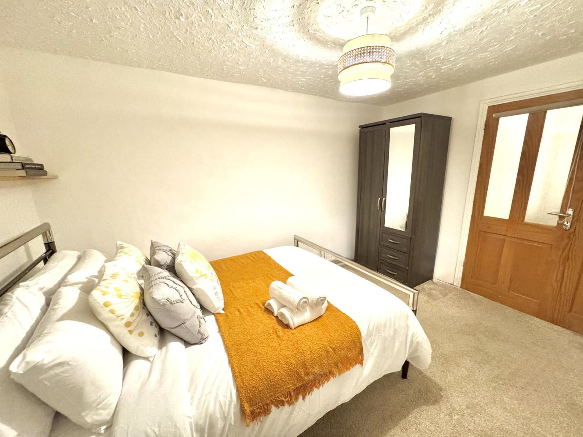 Spacious 3 Bedroom House Near London, O2, Excel, Stratford, Tube Station & Parking Available Londres