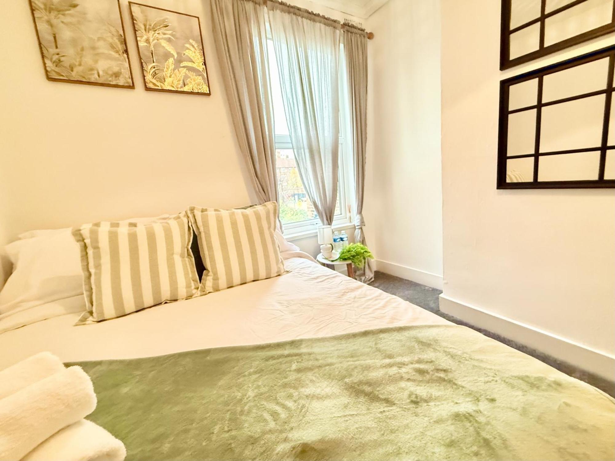 Spacious 3 Bedroom House Near London, O2, Excel, Stratford, Tube Station & Parking Available Hébergement de vacances Londres