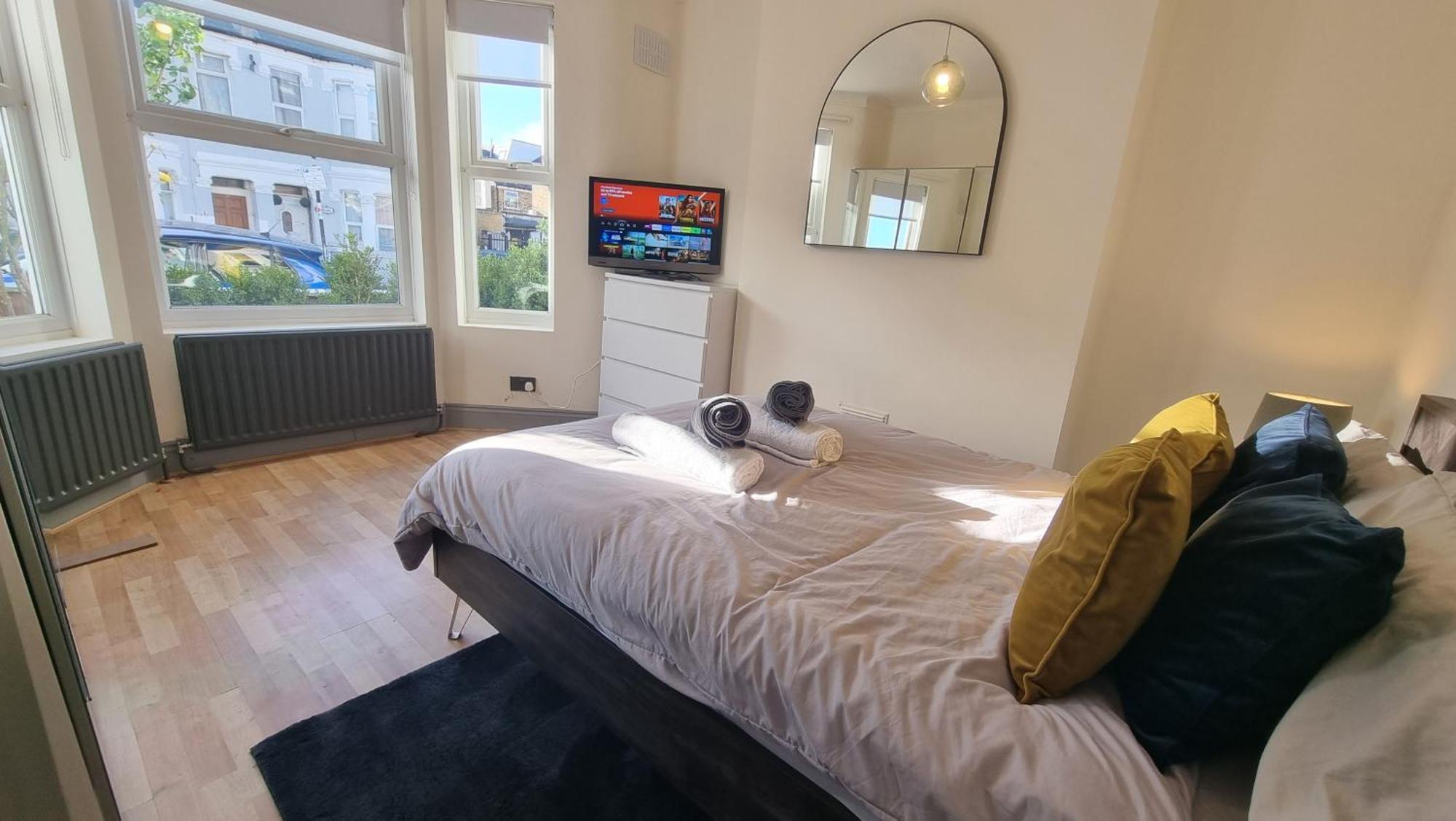 Chic Double Room, 20 Mins To London, Supermarkets, Shops, Bars, Metro Few Mins Walk Habitación en casa particular Londres