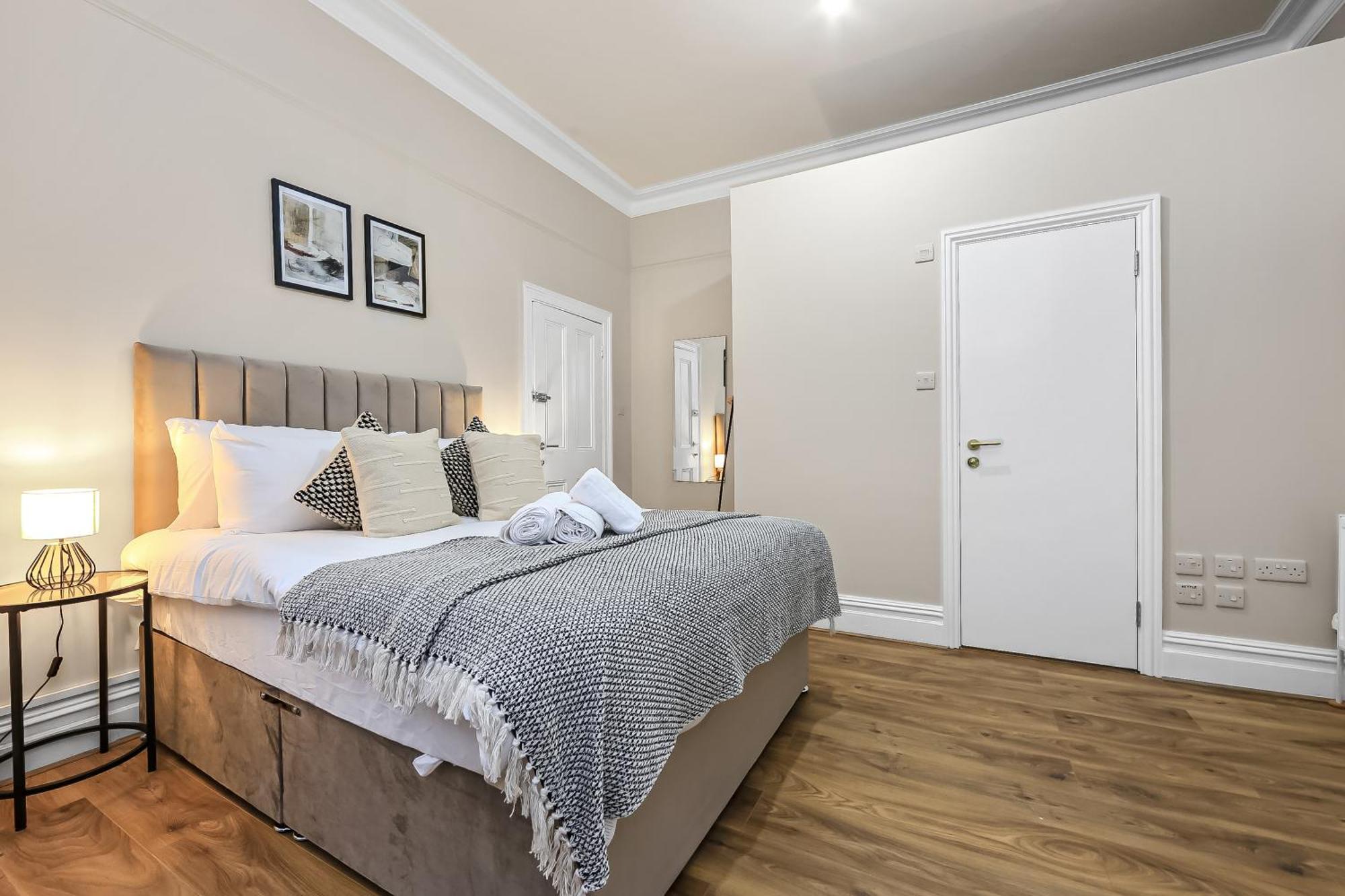 Apartment Cozy Sunlit With Kitchenette