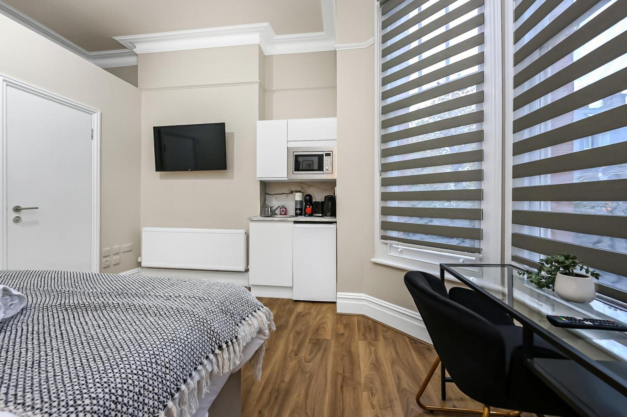 Cozy Sunlit With Kitchenette