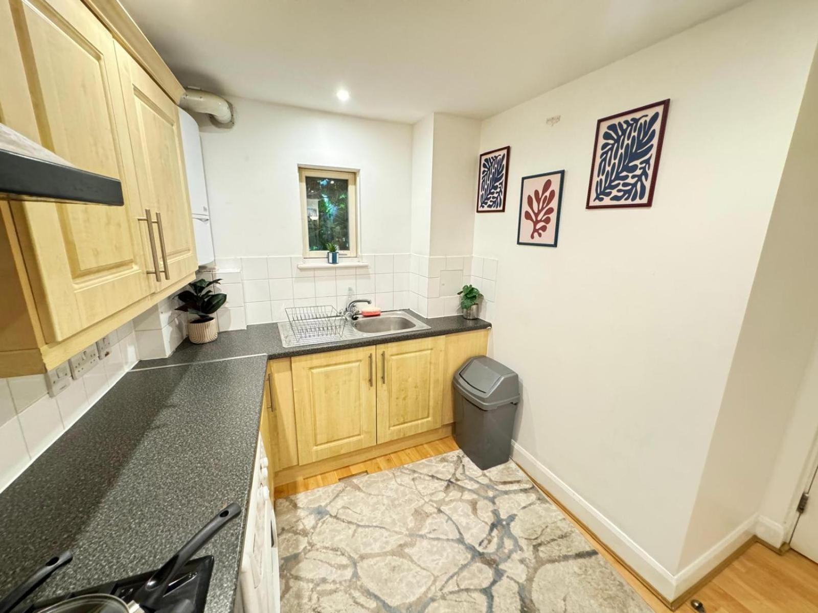 Beautiful Family In Apartamento Londres