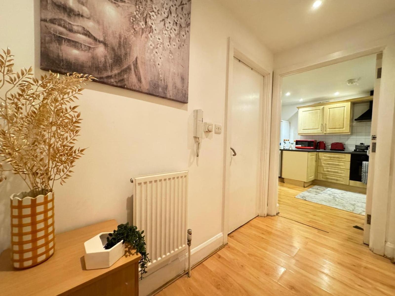 Beautiful Family In Apartamento Londres