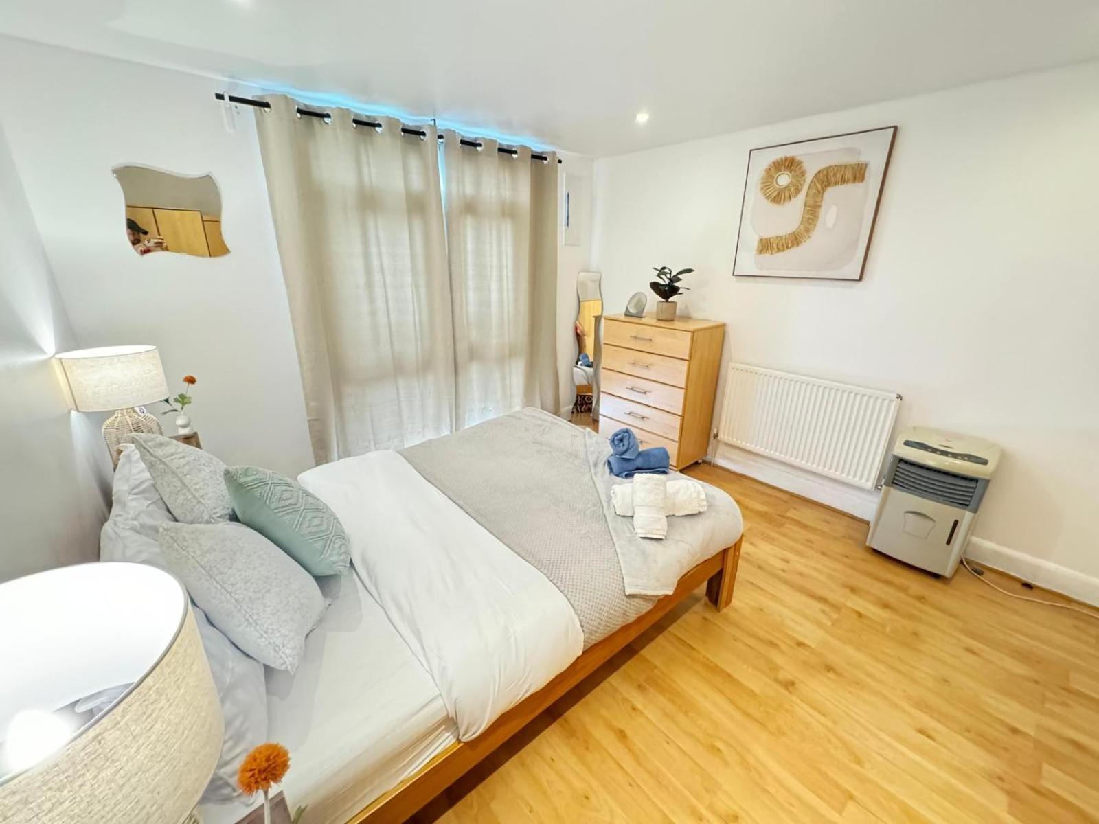 Beautiful Family In Apartamento Londres
