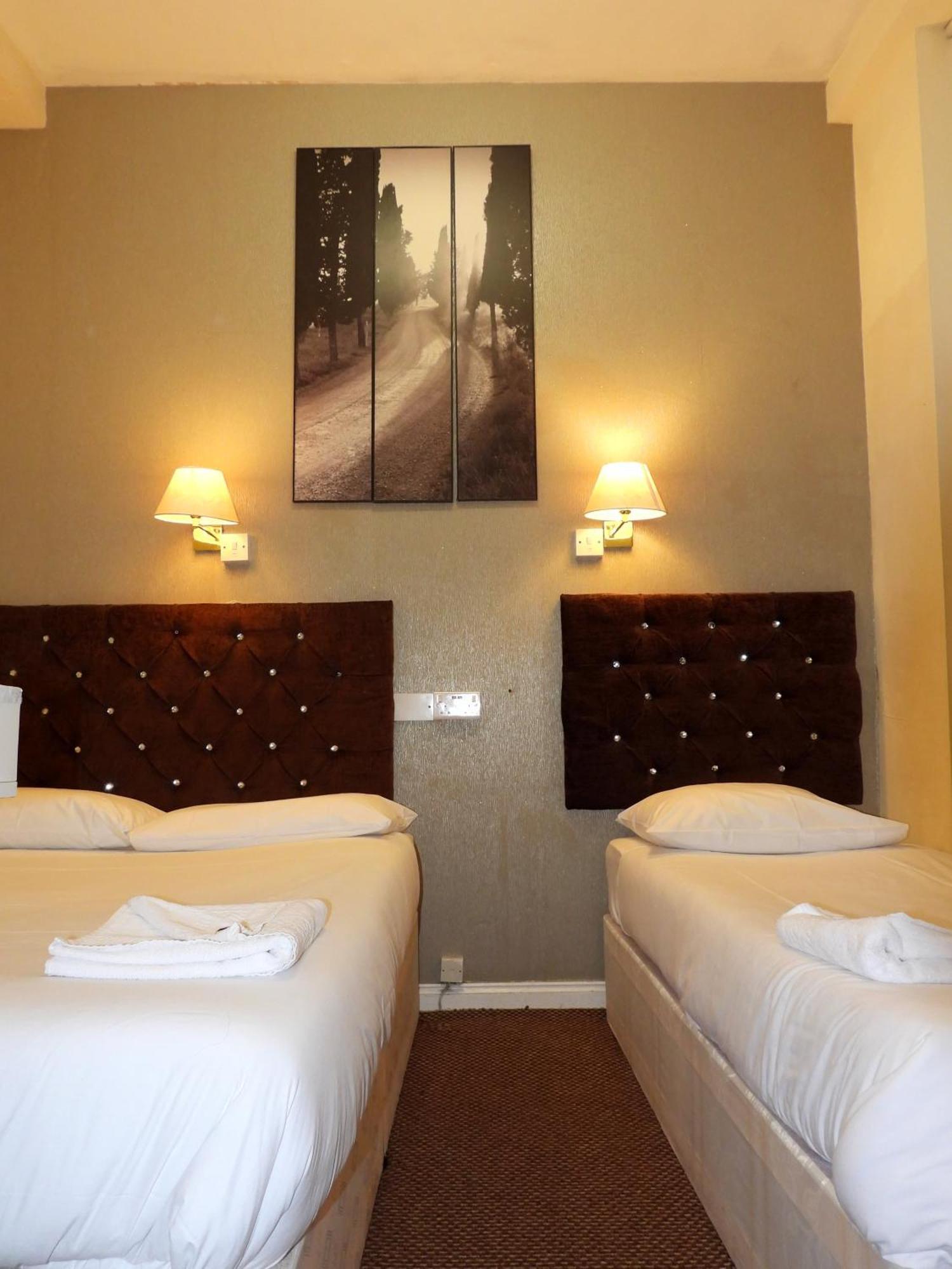 Hyde Park Court 2*
