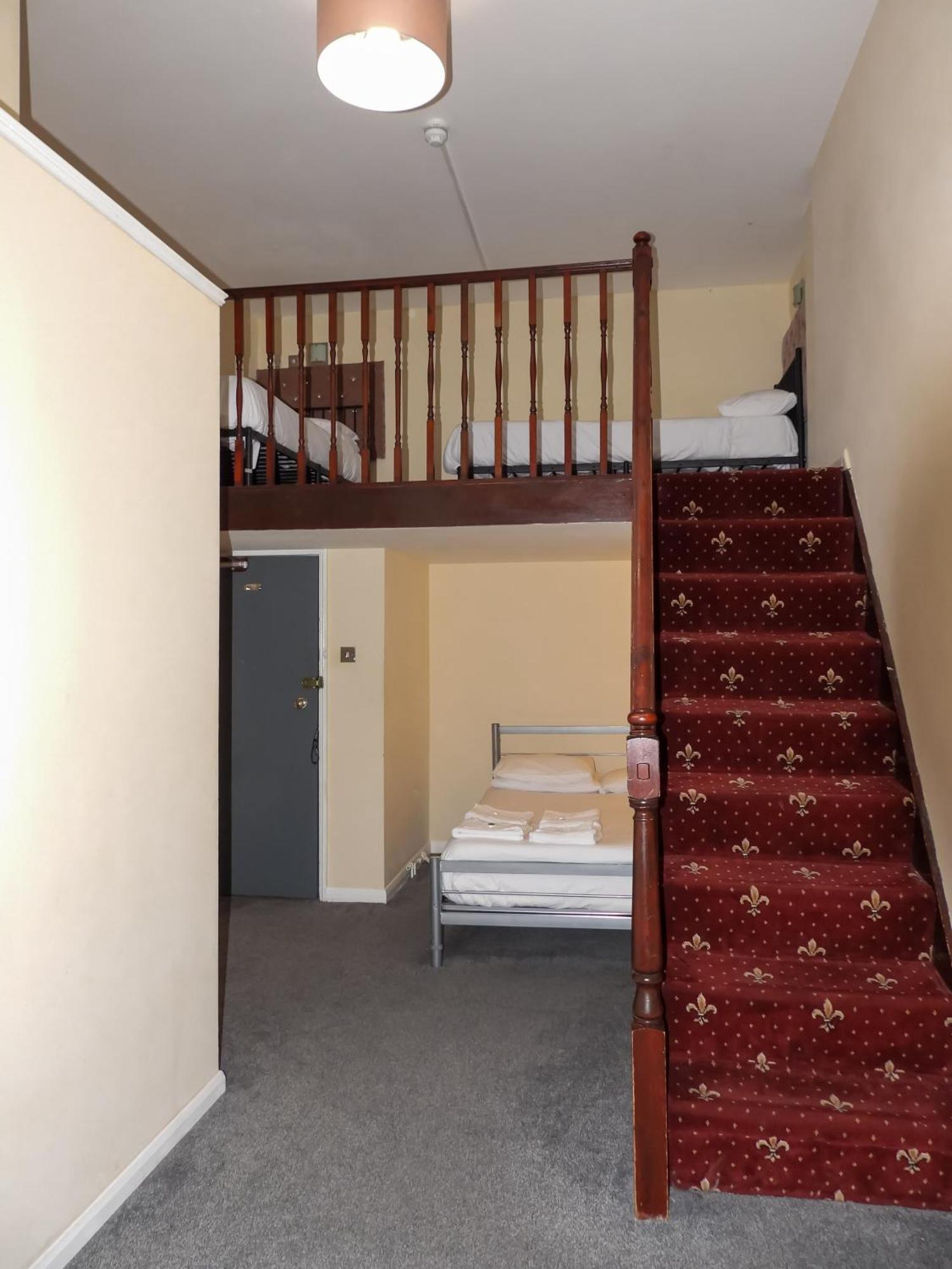 Hyde Park Court Hotel 2*
