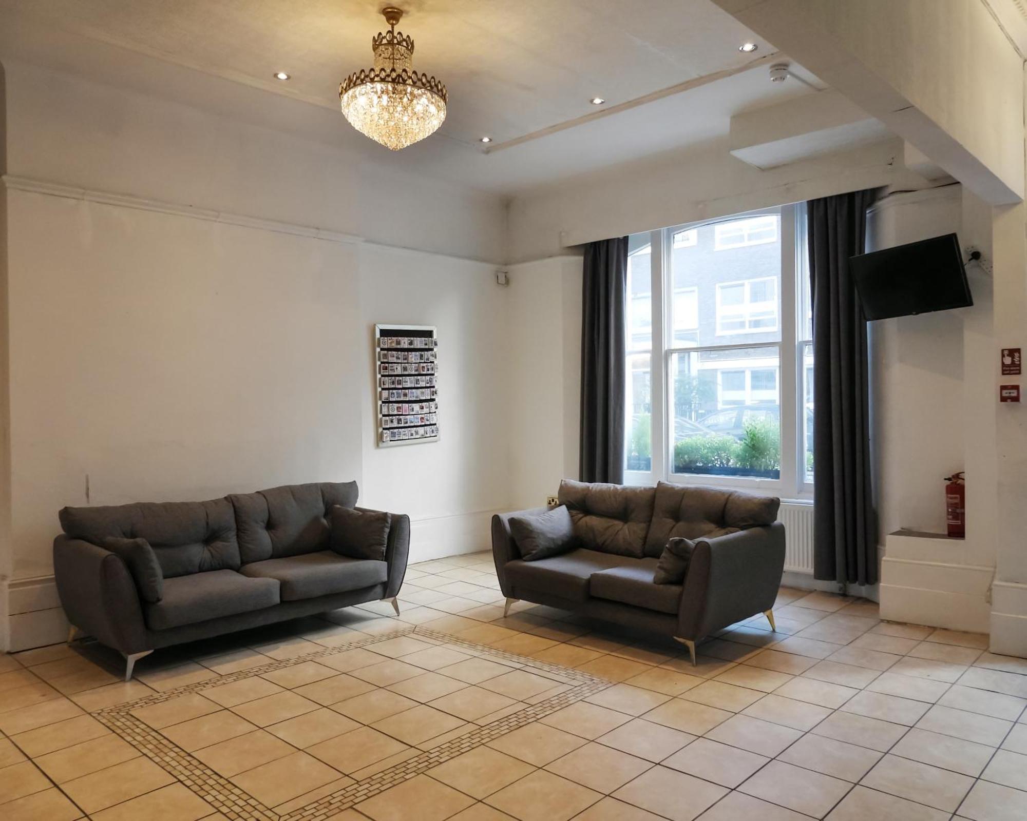 Hyde Park Court Hotel 2*