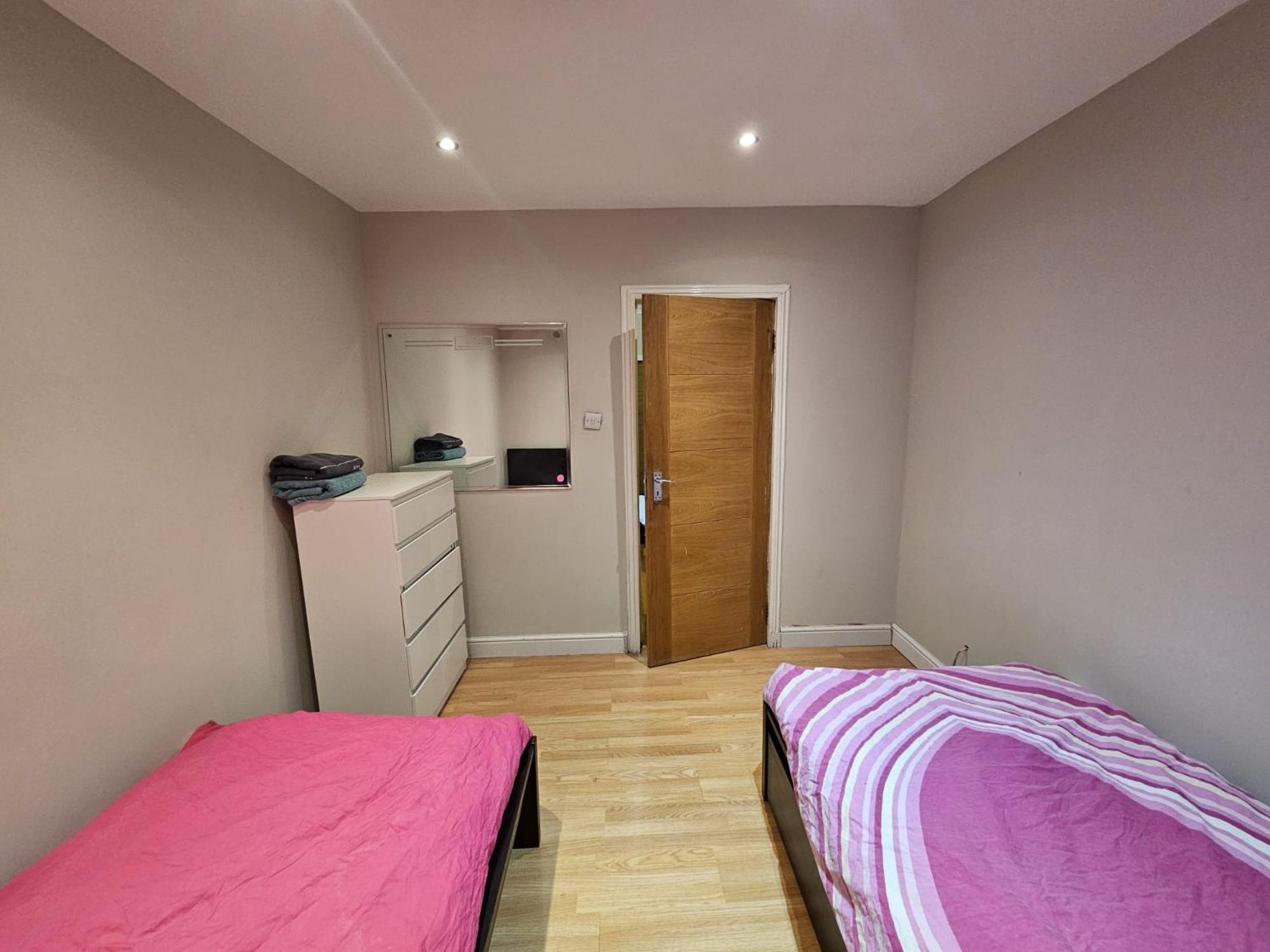 2 Bedroom Flat - Travel Direct To Heathrow/central * London