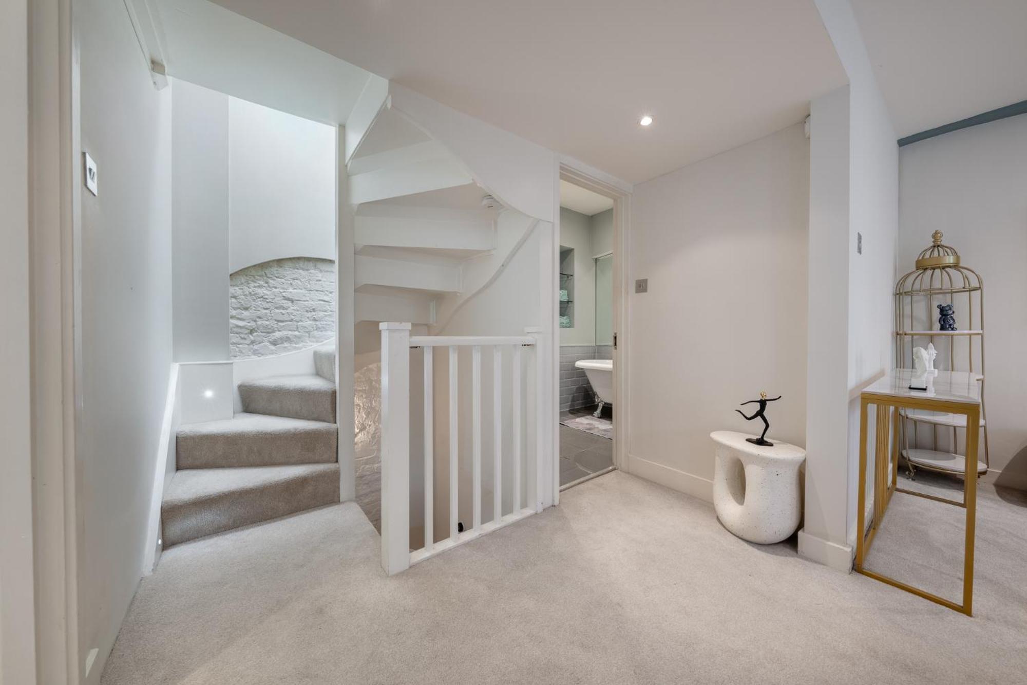 Huge 200sqm Luxury 3-bedroom Mews