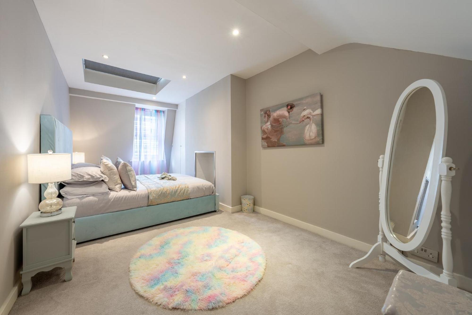 Huge 200sqm Luxury 3-bedroom Mews