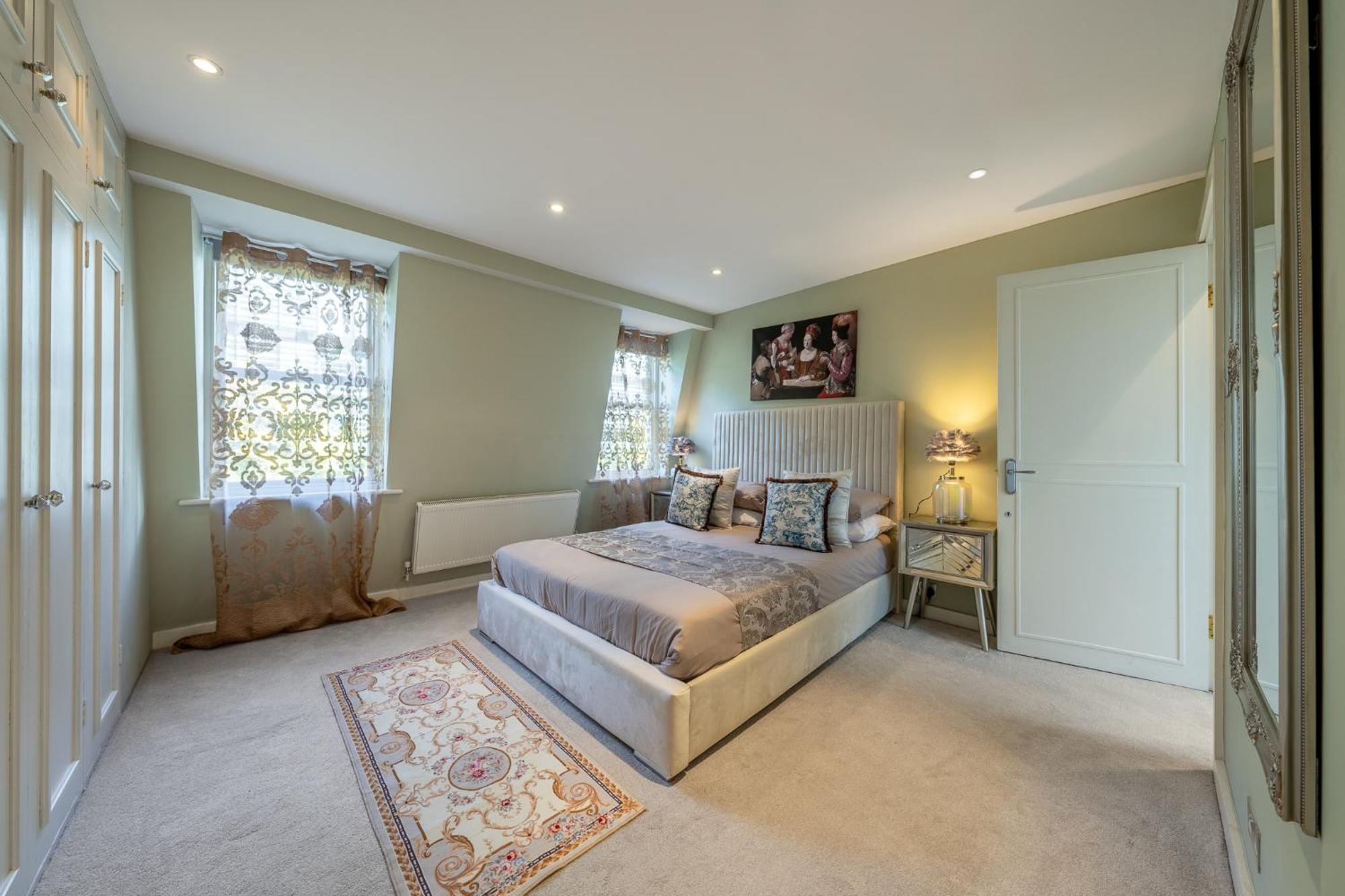 Huge 200sqm Luxury 3-bedroom Mews Apartamento *