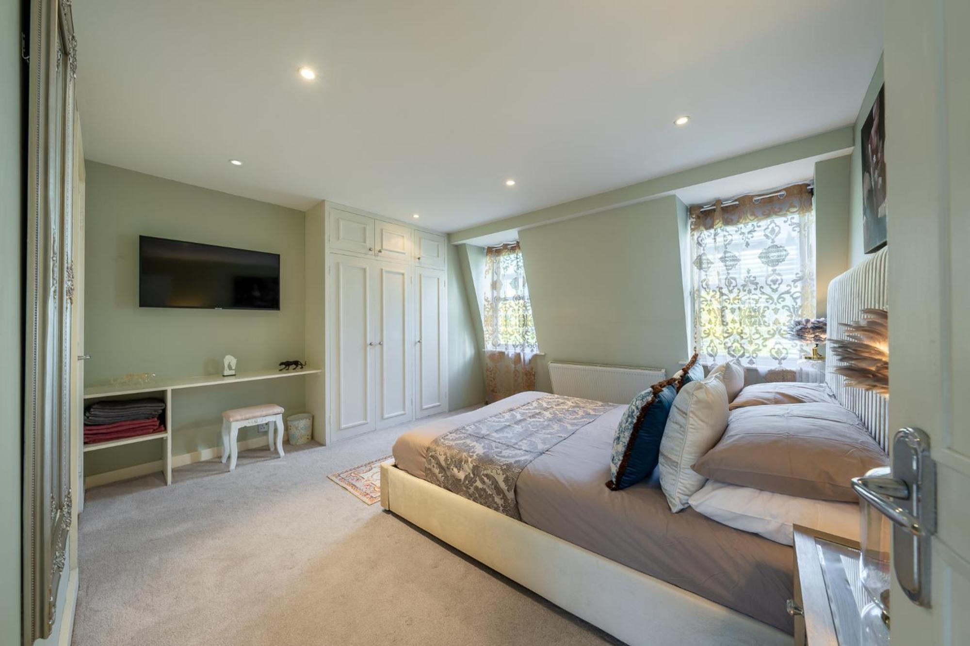 Huge 200sqm Luxury 3-bedroom Mews *