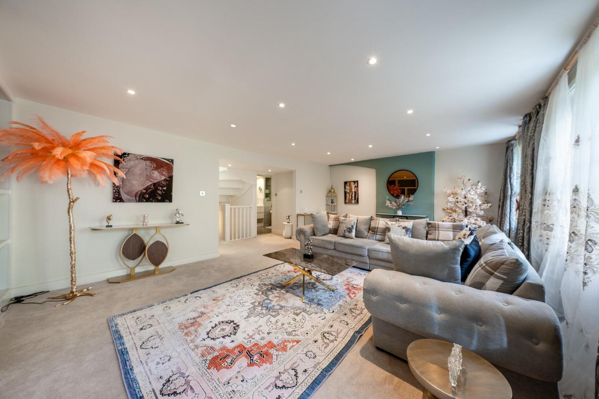 Huge 200sqm Luxury 3-bedroom Mews