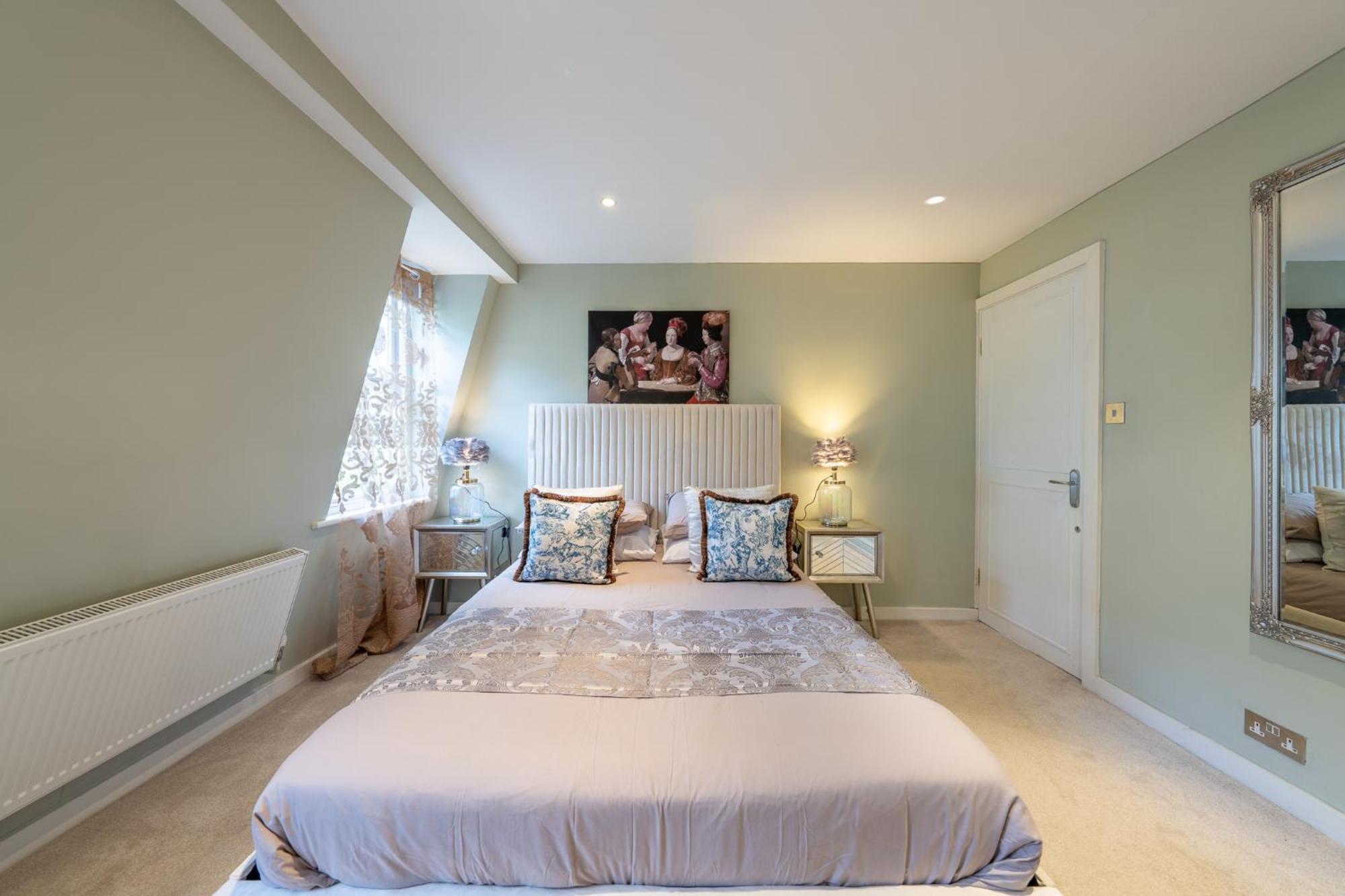 Huge 200sqm Luxury 3-bedroom Mews Apartamento *