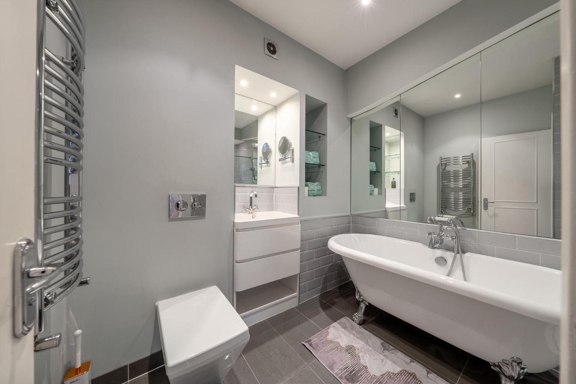 Huge 200sqm Luxury 3-bedroom Mews