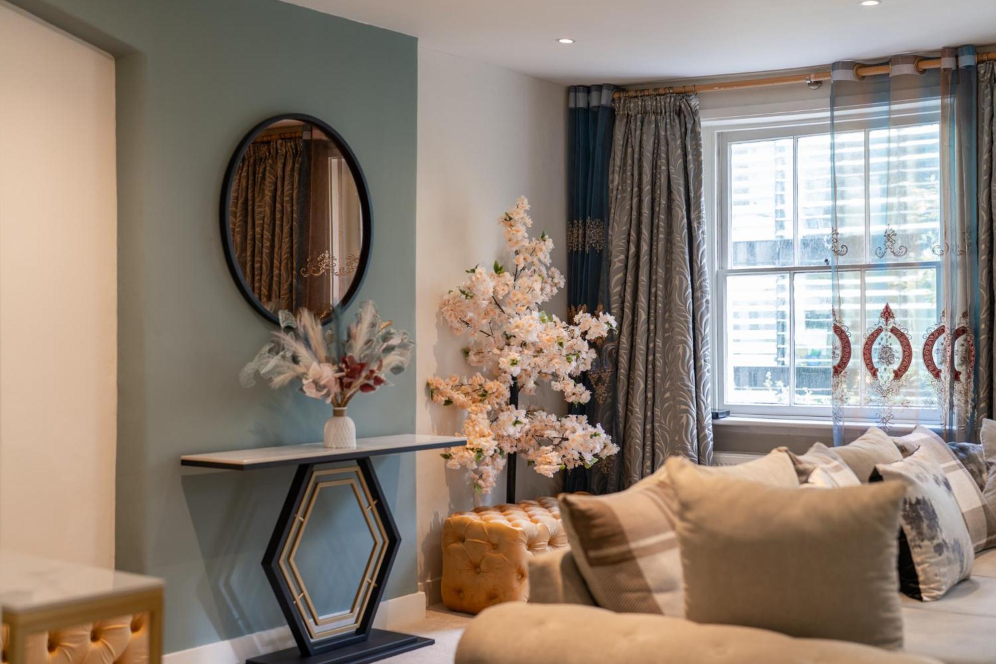 Huge 200sqm Luxury 3-bedroom Mews *