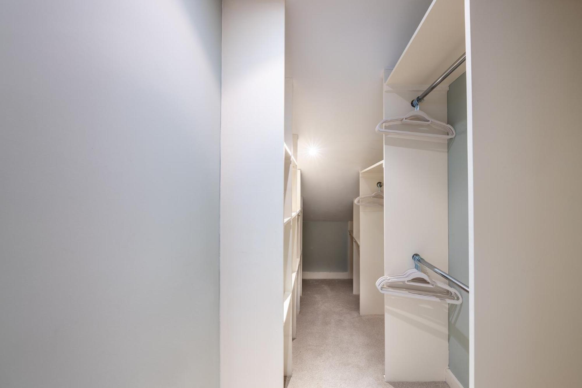 Huge 200sqm Luxury 3-bedroom Mews