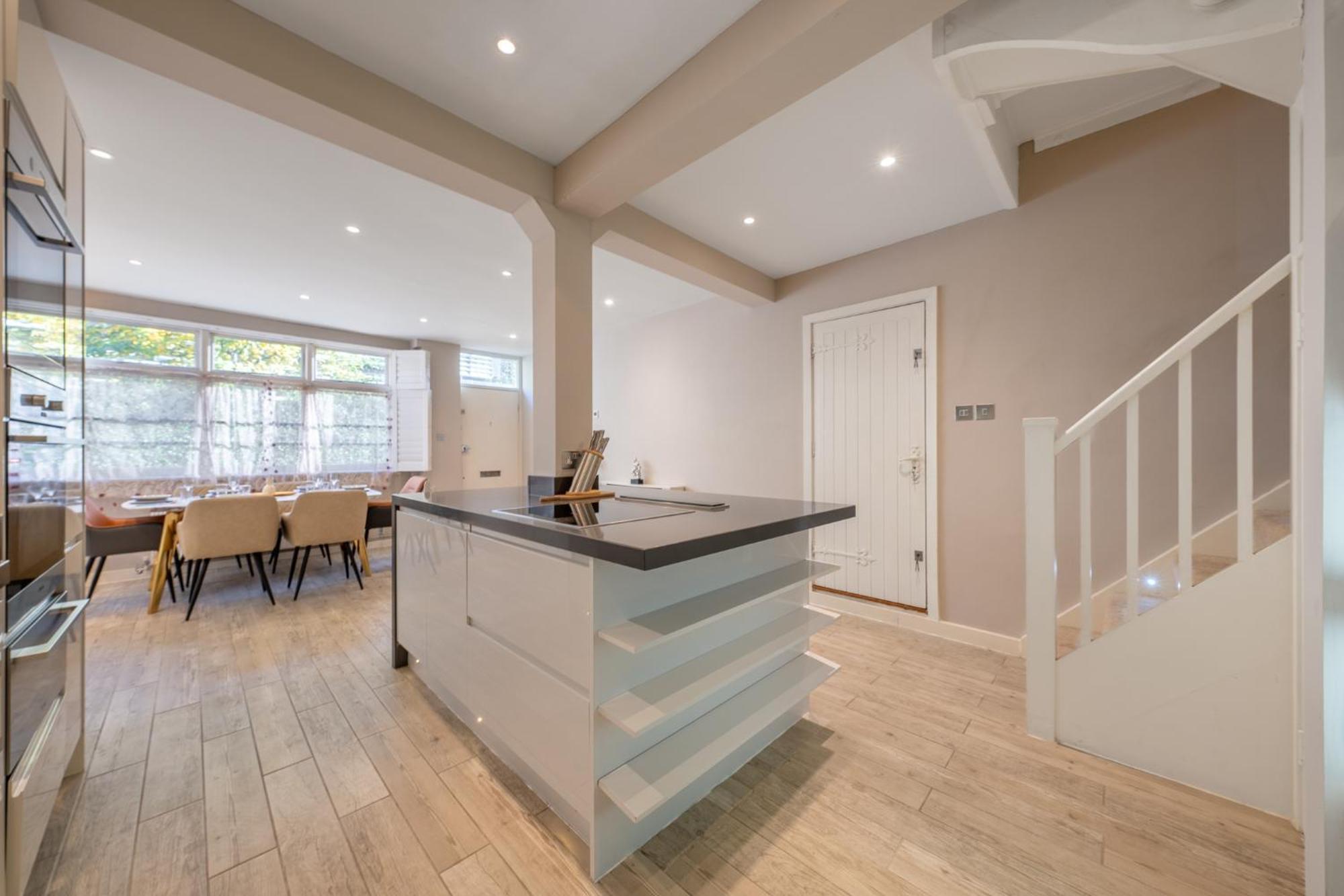 Huge 200sqm Luxury 3-bedroom Mews