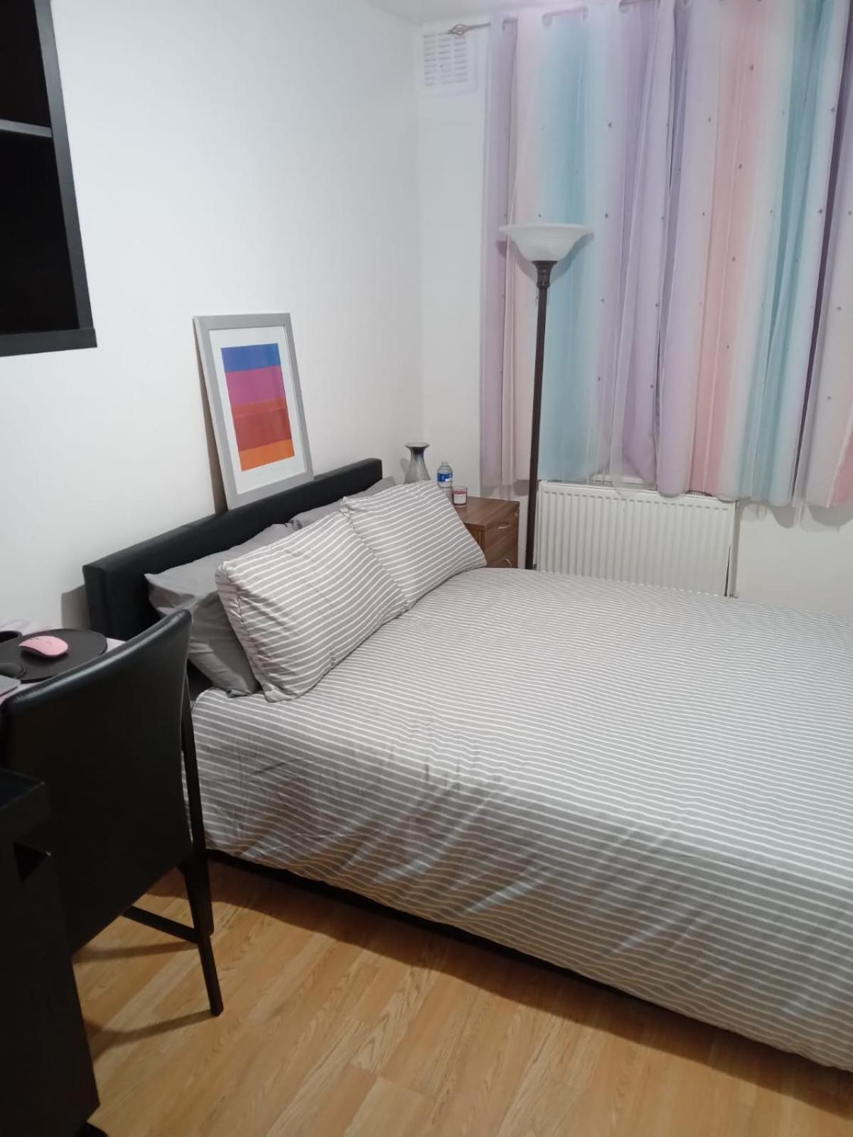 Habitación en casa particular Exclusive Luxurious Double Bedroom In A Beautiful Shared Flat Close To Transit & Grocery Stores *