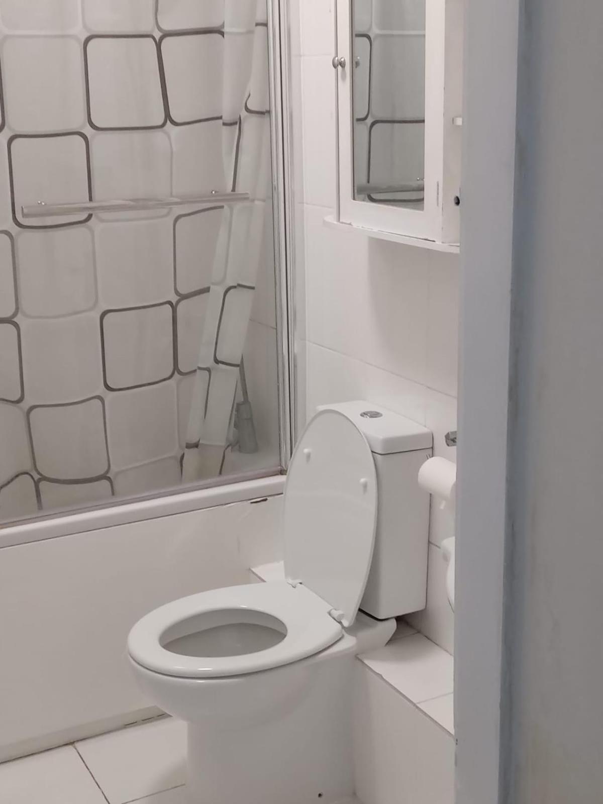 Habitación en casa particular Exclusive Luxurious Double Bedroom In A Beautiful Shared Flat Close To Transit & Grocery Stores Londres