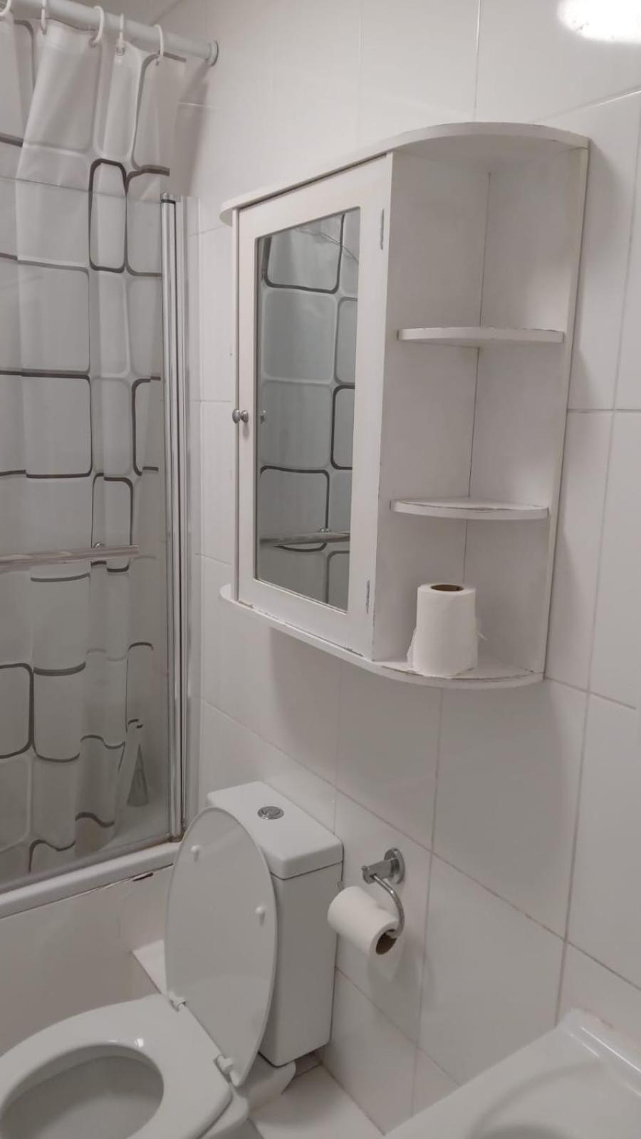 Exclusive Luxurious Double Bedroom In A Beautiful Shared Flat Close To Transit & Grocery Stores *