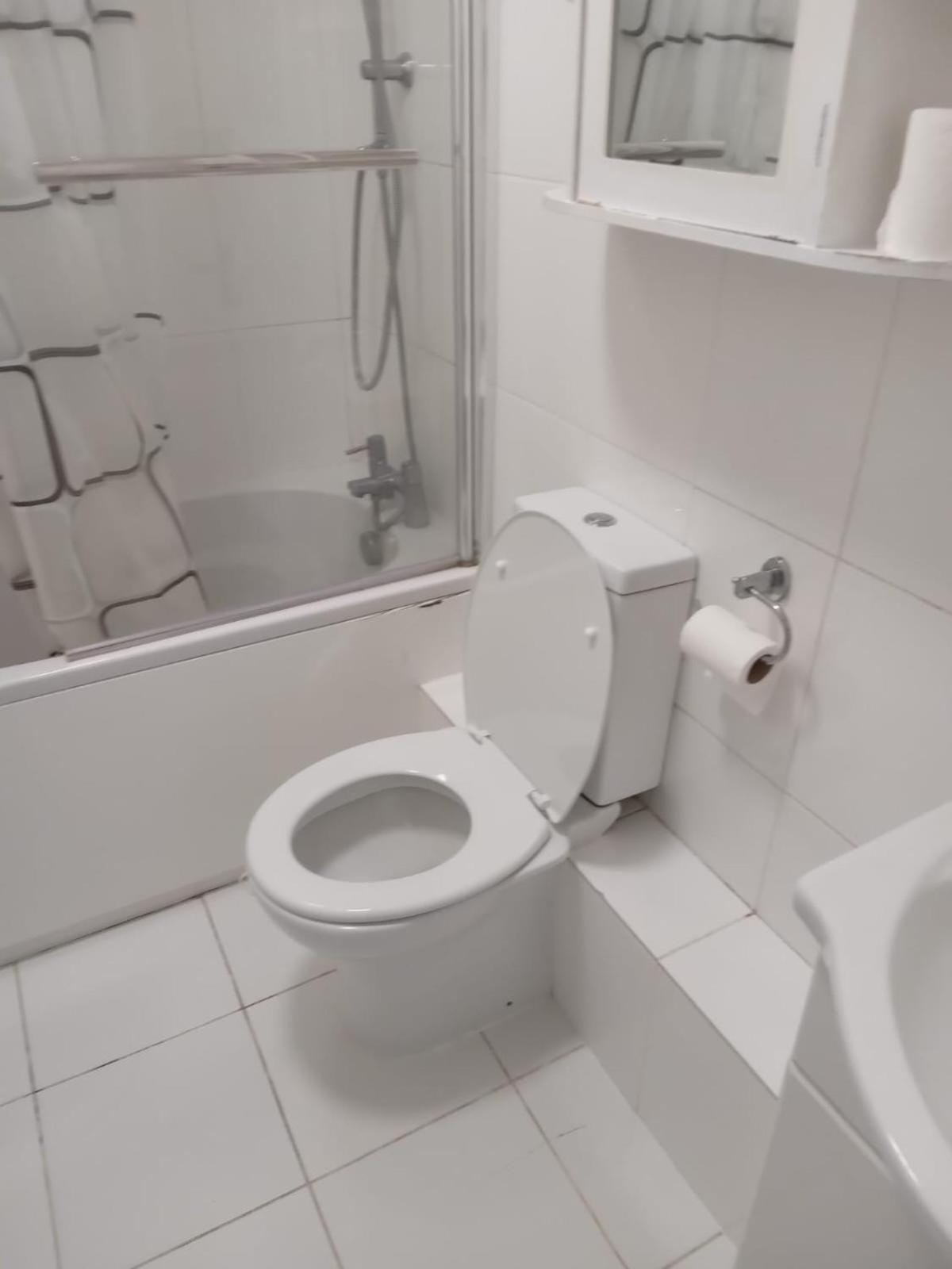 Séjour chez l'habitant Exclusive Luxurious Double Bedroom In A Beautiful Shared Flat Close To Transit & Grocery Stores *