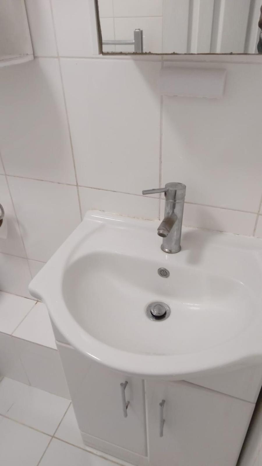 Exclusive Luxurious Double Bedroom In A Beautiful Shared Flat Close To Transit & Grocery Stores *