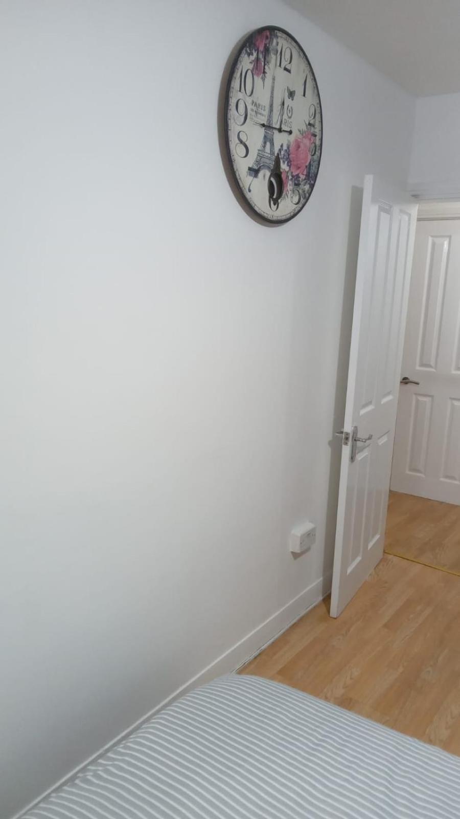 Exclusive Luxurious Double Bedroom In A Beautiful Shared Flat Close To Transit & Grocery Stores Londres
