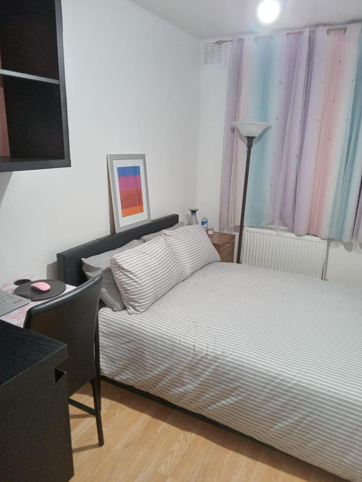 Séjour chez l'habitant Exclusive Luxurious Double Bedroom In A Beautiful Shared Flat Close To Transit & Grocery Stores