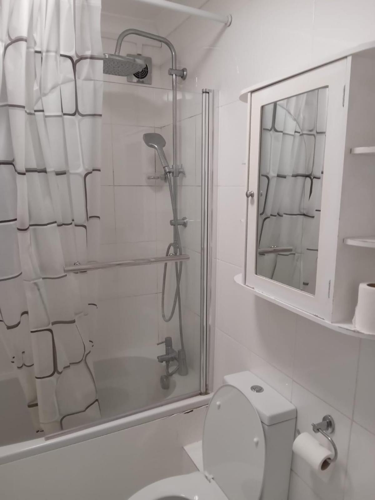 Séjour chez l'habitant Exclusive Luxurious Double Bedroom In A Beautiful Shared Flat Close To Transit & Grocery Stores
