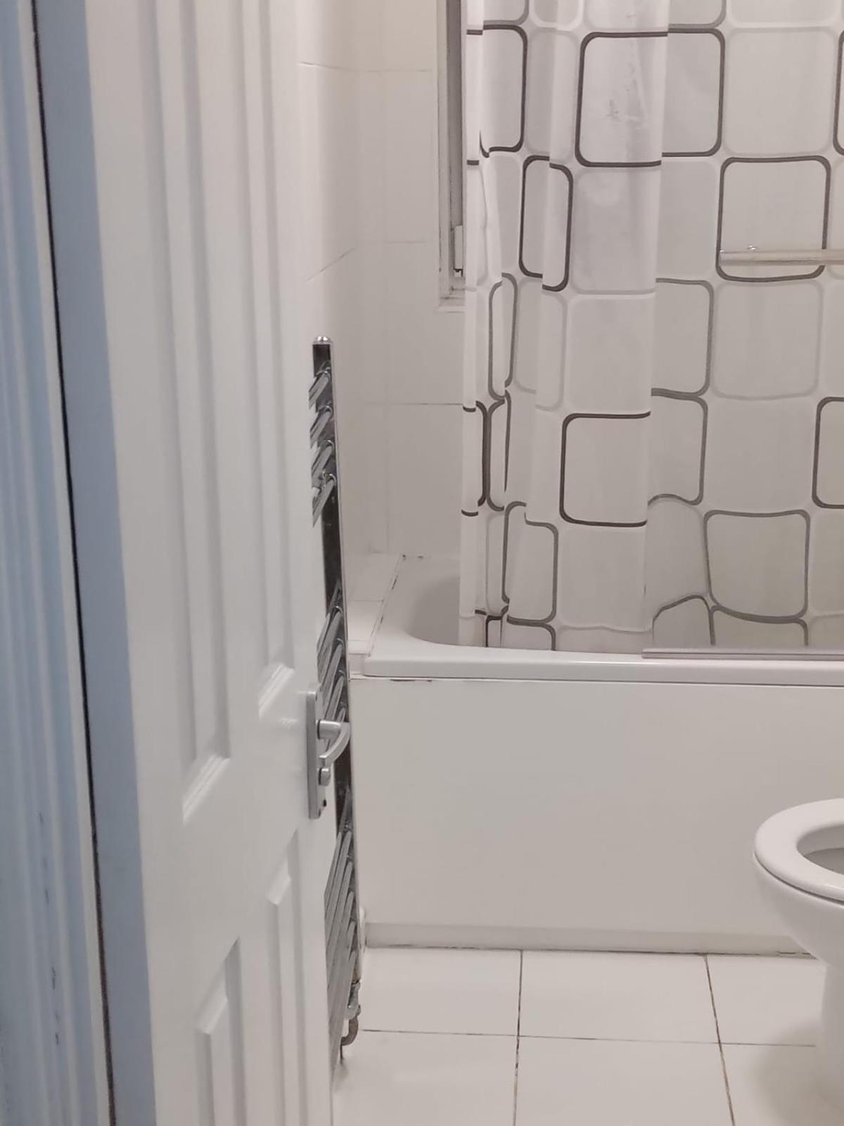 Exclusive Luxurious Double Bedroom In A Beautiful Shared Flat Close To Transit & Grocery Stores *
