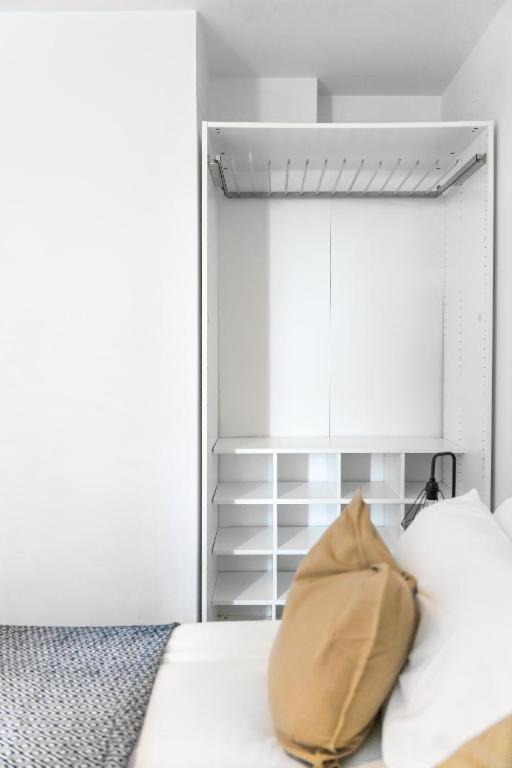 Modern One-bed Apartment, Hallsville Rd Londres