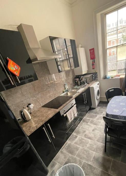 3 Bedroom In Victoria, * Londres