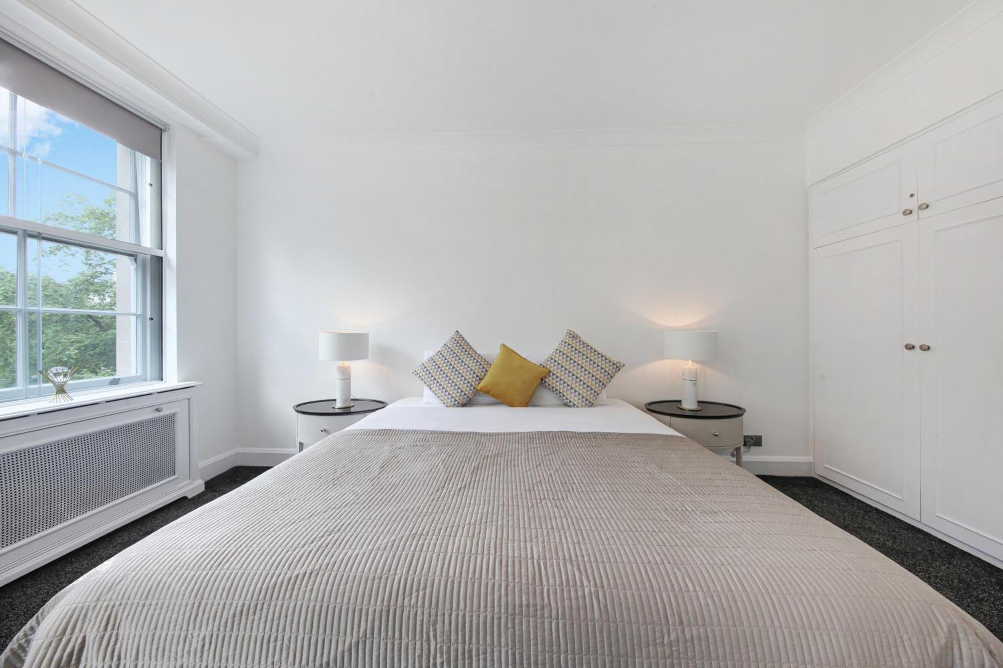 Park Lane Apartment *