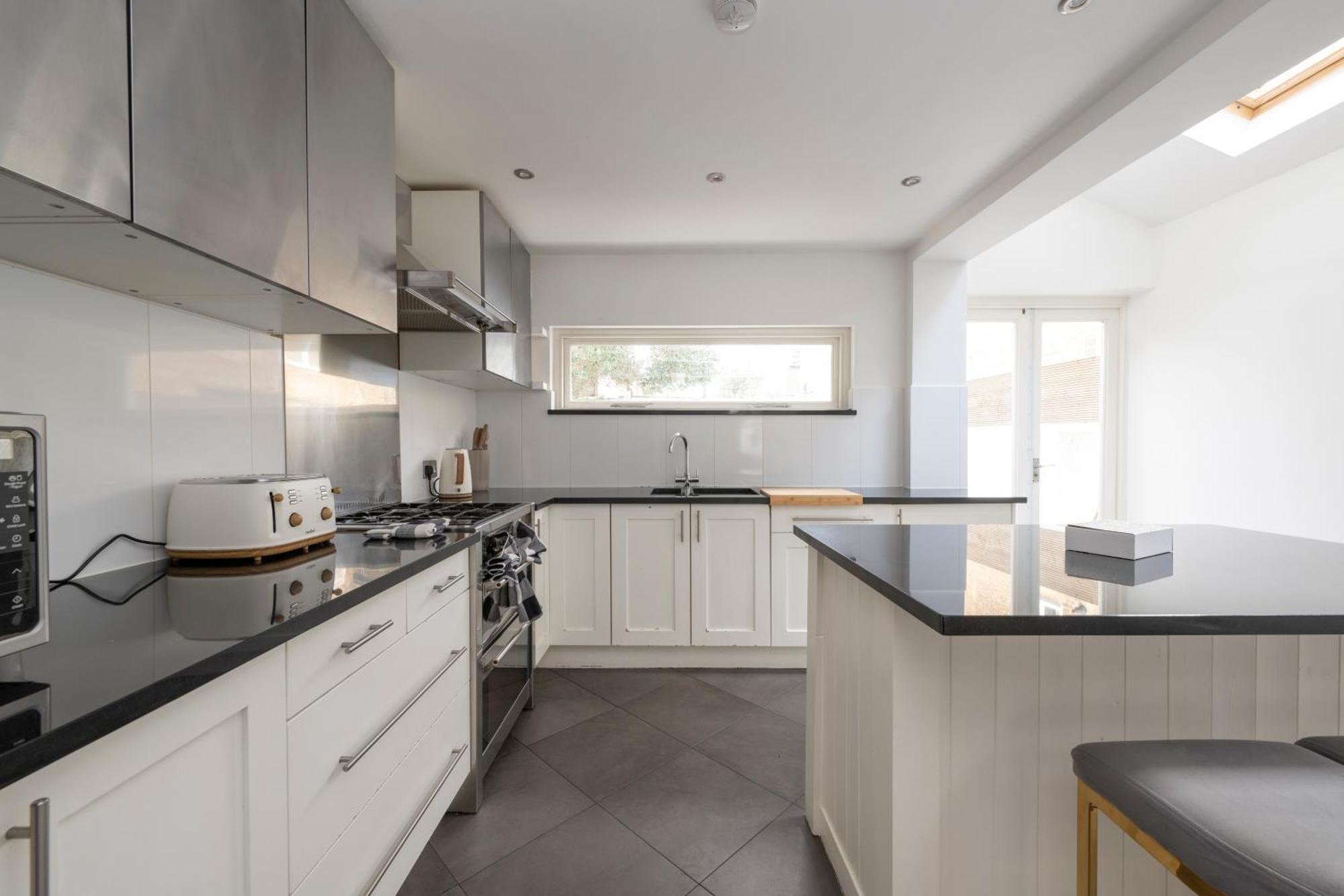 Fulham Spacious & Luxe House With Parking & Garden *