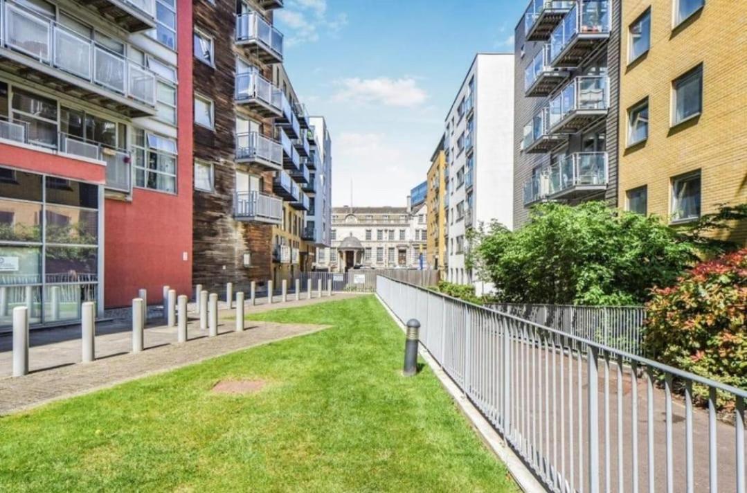 Charming 1bdr Serviced Condo! 4 Guests Pool N Free Parking Apartamento *