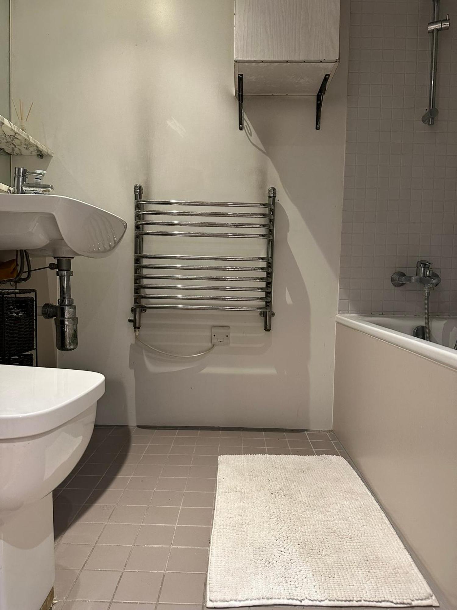 Charming 1bdr Serviced Condo! 4 Guests Pool N Free Parking Apartamento