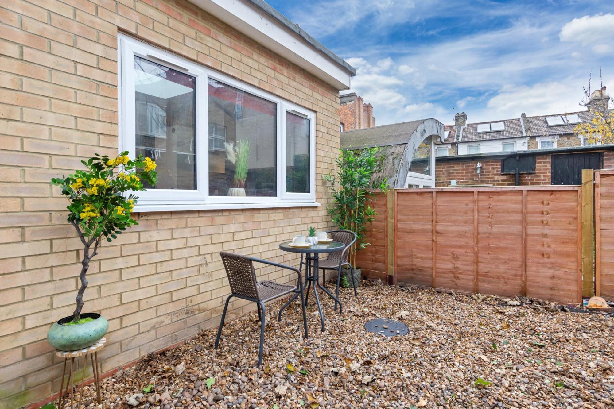 Appartement Stylish 2 Bedroom Haven In Zone 2-15 Mins To Central London- Garden & Parking Available! 5 Beds-Sleeps 6 People- Instant Book & Self Check-In! Save 20 Percent On Stays Of 7 Nights Or More ! *