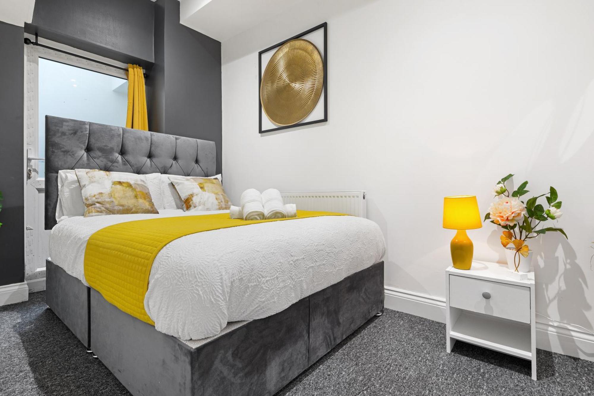 Stylish 2 Bedroom Haven In Zone 2-15 Mins To Central London- Garden & Parking Available! 5 Beds-Sleeps 6 People- Instant Book & Self Check-In! Save 20 Percent On Stays Of 7 Nights Or More ! Appartement