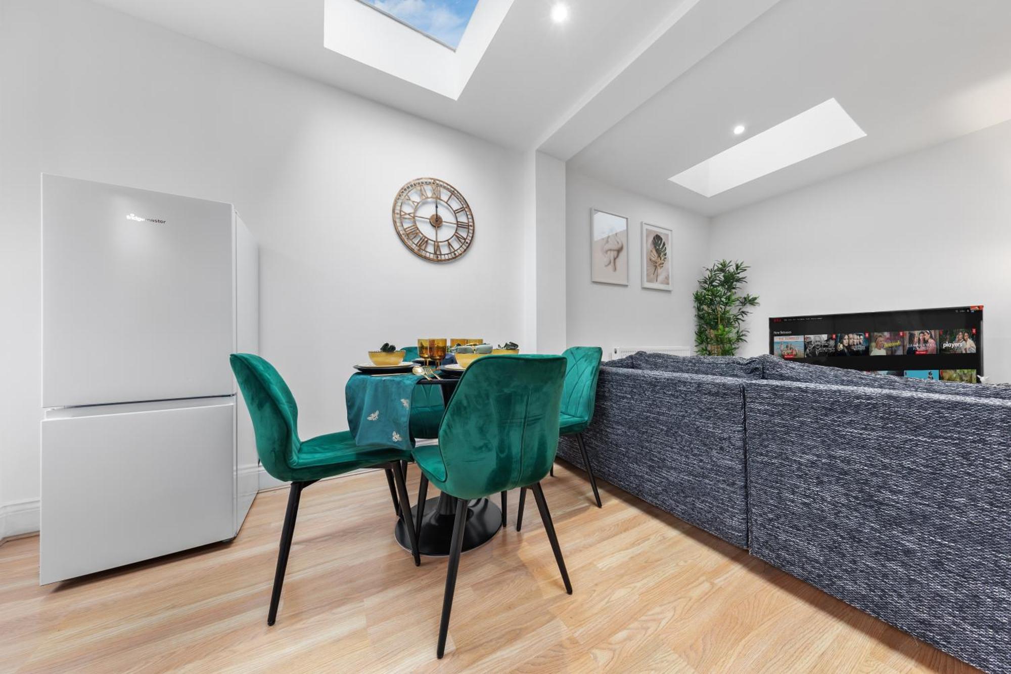 Stylish 2 Bedroom Haven In Zone 2-15 Mins To Central London- Garden & Parking Available! 5 Beds-Sleeps 6 People- Instant Book & Self Check-In! Save 20 Percent On Stays Of 7 Nights Or More ! Londres