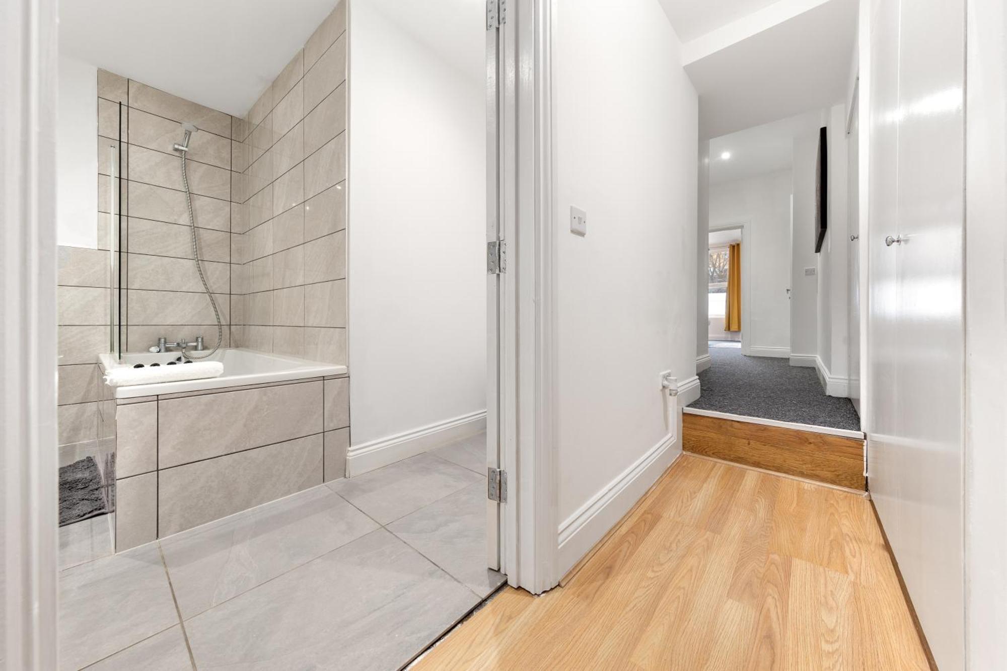 Appartement Stylish 2 Bedroom Haven In Zone 2-15 Mins To Central London- Garden & Parking Available! 5 Beds-Sleeps 6 People- Instant Book & Self Check-In! Save 20 Percent On Stays Of 7 Nights Or More ! Londres