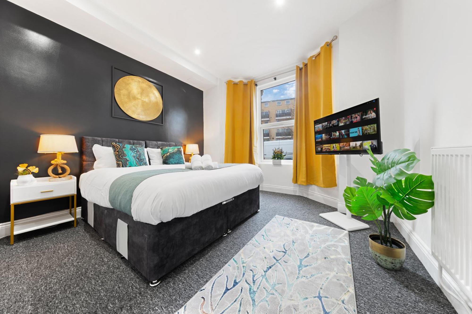 Stylish 2 Bedroom Haven In Zone 2-15 Mins To Central London- Garden & Parking Available! 5 Beds-Sleeps 6 People- Instant Book & Self Check-In! Save 20 Percent On Stays Of 7 Nights Or More ! Londres