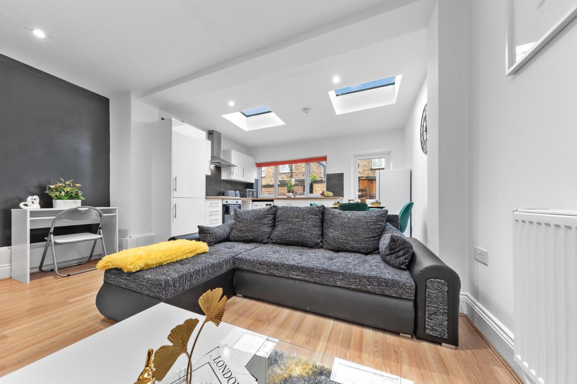 Stylish 2 Bedroom Haven In Zone 2-15 Mins To Central London- Garden & Parking Available! 5 Beds-Sleeps 6 People- Instant Book & Self Check-In! Save 20 Percent On Stays Of 7 Nights Or More ! * Londres
