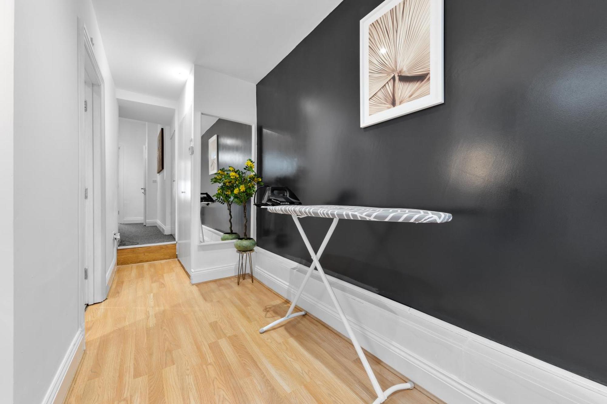 Appartement Stylish 2 Bedroom Haven In Zone 2-15 Mins To Central London- Garden & Parking Available! 5 Beds-Sleeps 6 People- Instant Book & Self Check-In! Save 20 Percent On Stays Of 7 Nights Or More ! *