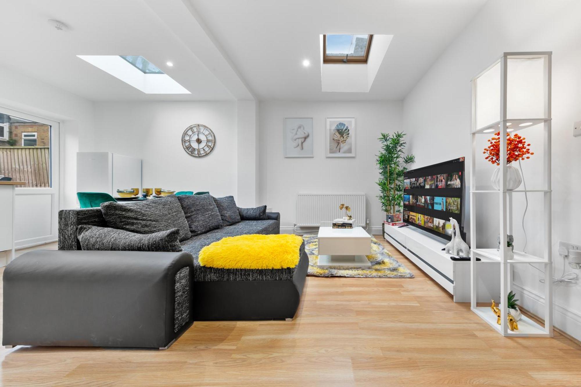 Stylish 2 Bedroom Haven In Zone 2-15 Mins To Central London- Garden & Parking Available! 5 Beds-Sleeps 6 People- Instant Book & Self Check-In! Save 20 Percent On Stays Of 7 Nights Or More ! Londres