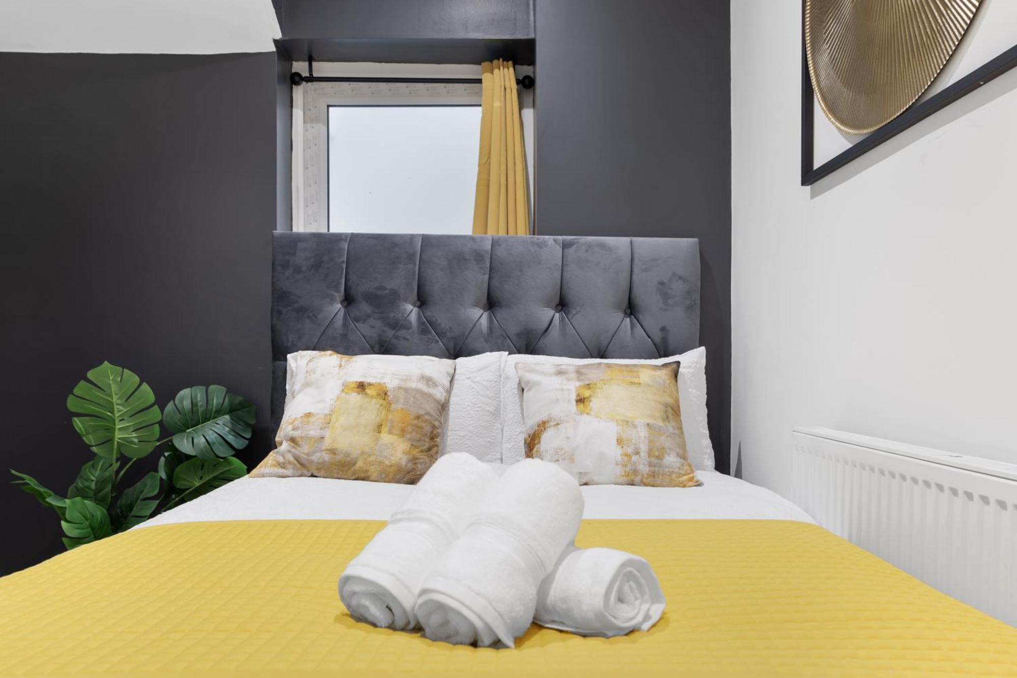 Stylish 2 Bedroom Haven In Zone 2-15 Mins To Central London- Garden & Parking Available! 5 Beds-Sleeps 6 People- Instant Book & Self Check-In! Save 20 Percent On Stays Of 7 Nights Or More ! * Londres