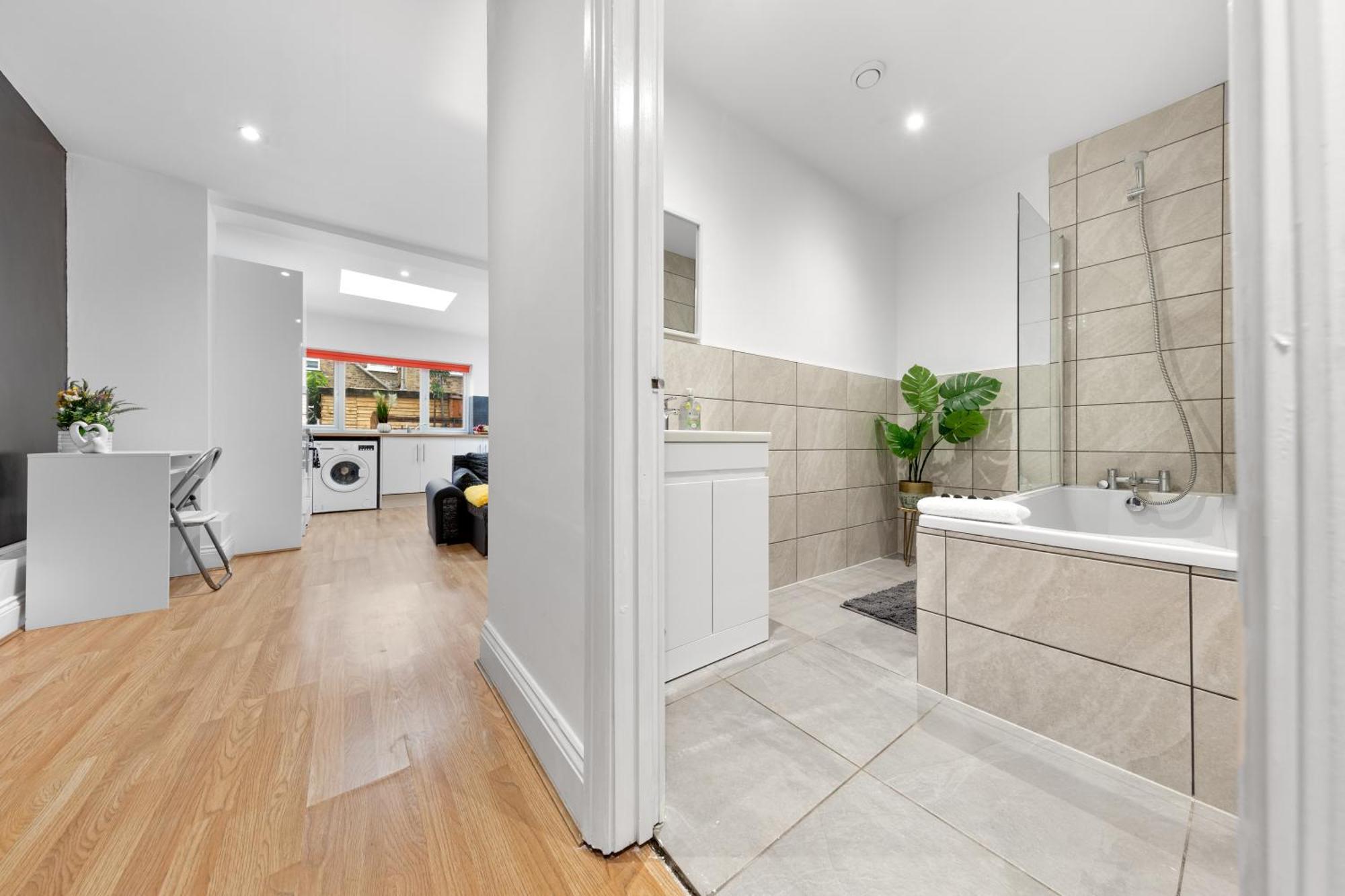 Stylish 2 Bedroom Haven In Zone 2-15 Mins To Central London- Garden & Parking Available! 5 Beds-Sleeps 6 People- Instant Book & Self Check-In! Save 20 Percent On Stays Of 7 Nights Or More ! Appartement